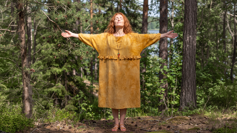 Sustainable slow fashion växtfärgad bomullsklänning i kimonomodell med volang ekologiskt mode handgjord