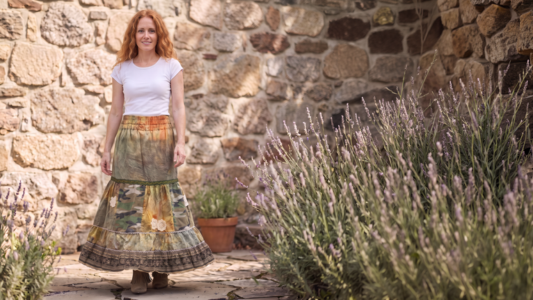 Sustainable slow fashion grön patchworkkjol i maxilängd med moromönster och mörkgrön spets handgjord i Sverige